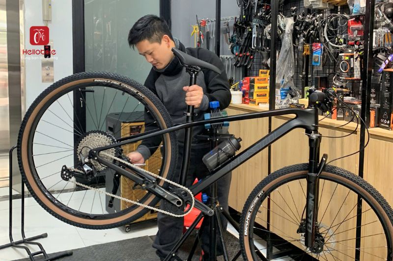 Sửa chữa tại cửa hàng HelloBike Hà Đông